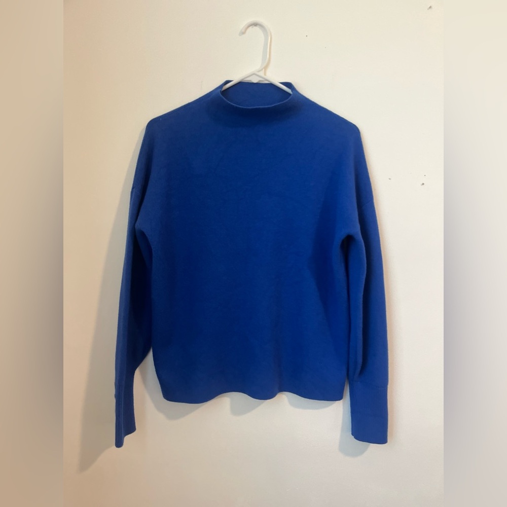 Tahari Mockneck Vibrant Blue Sweater Size Medium In Good Condition